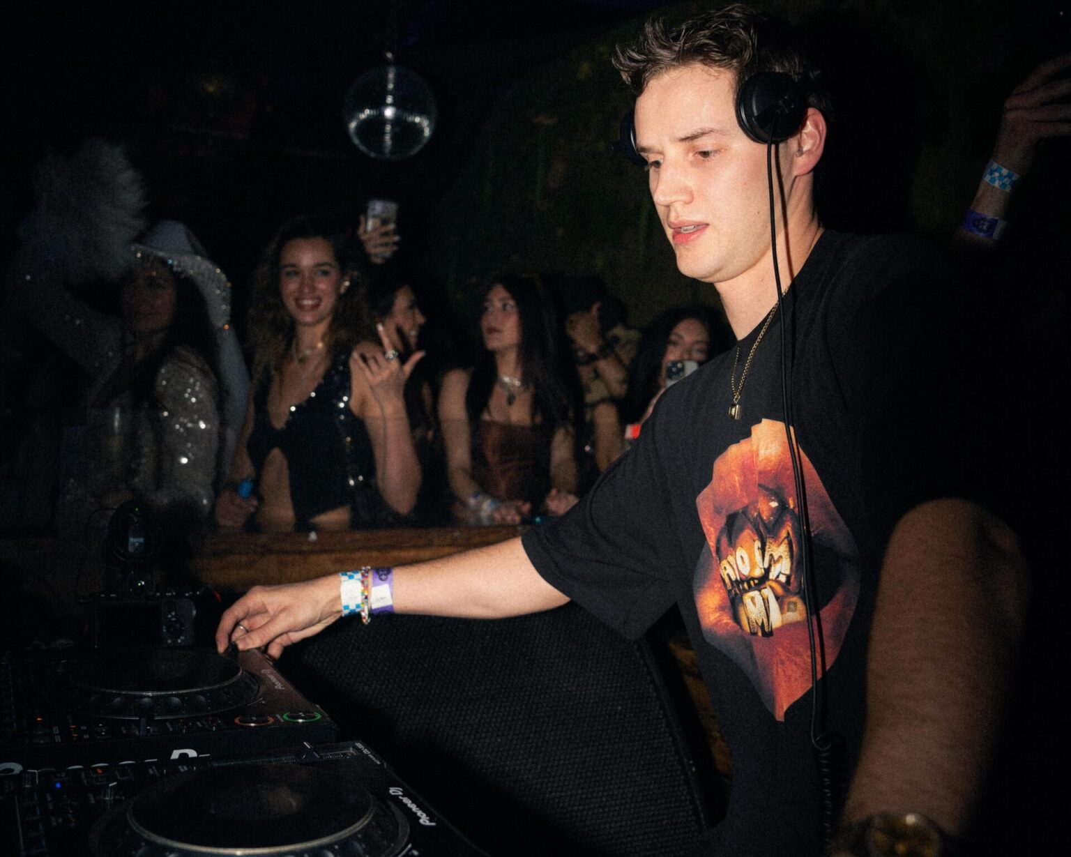 Mau P playing live